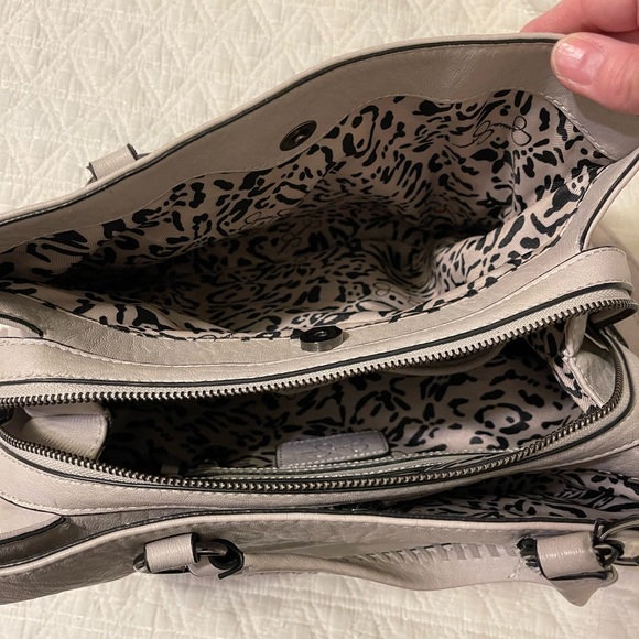 Jessica Simpson Soft Grey Purse with adjustable strap and dividers - Picture 3 of 13
